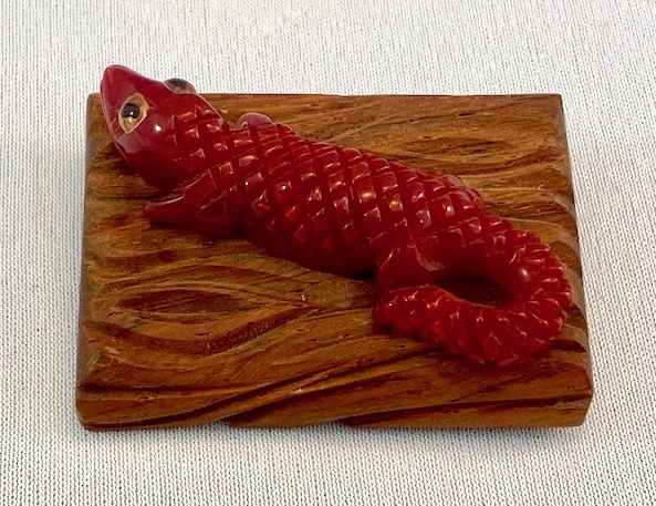 BP270 burgundy bakelite lizard on wood log pin